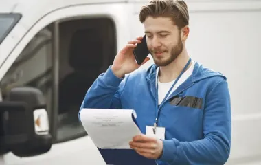 서류를 들고 통화하는 배송 기사